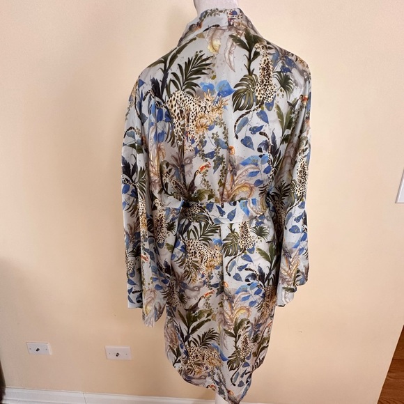 L'AGENCE Hayden Kimono Jacket in Grey Green Animal Palm - Picture 6 of 10